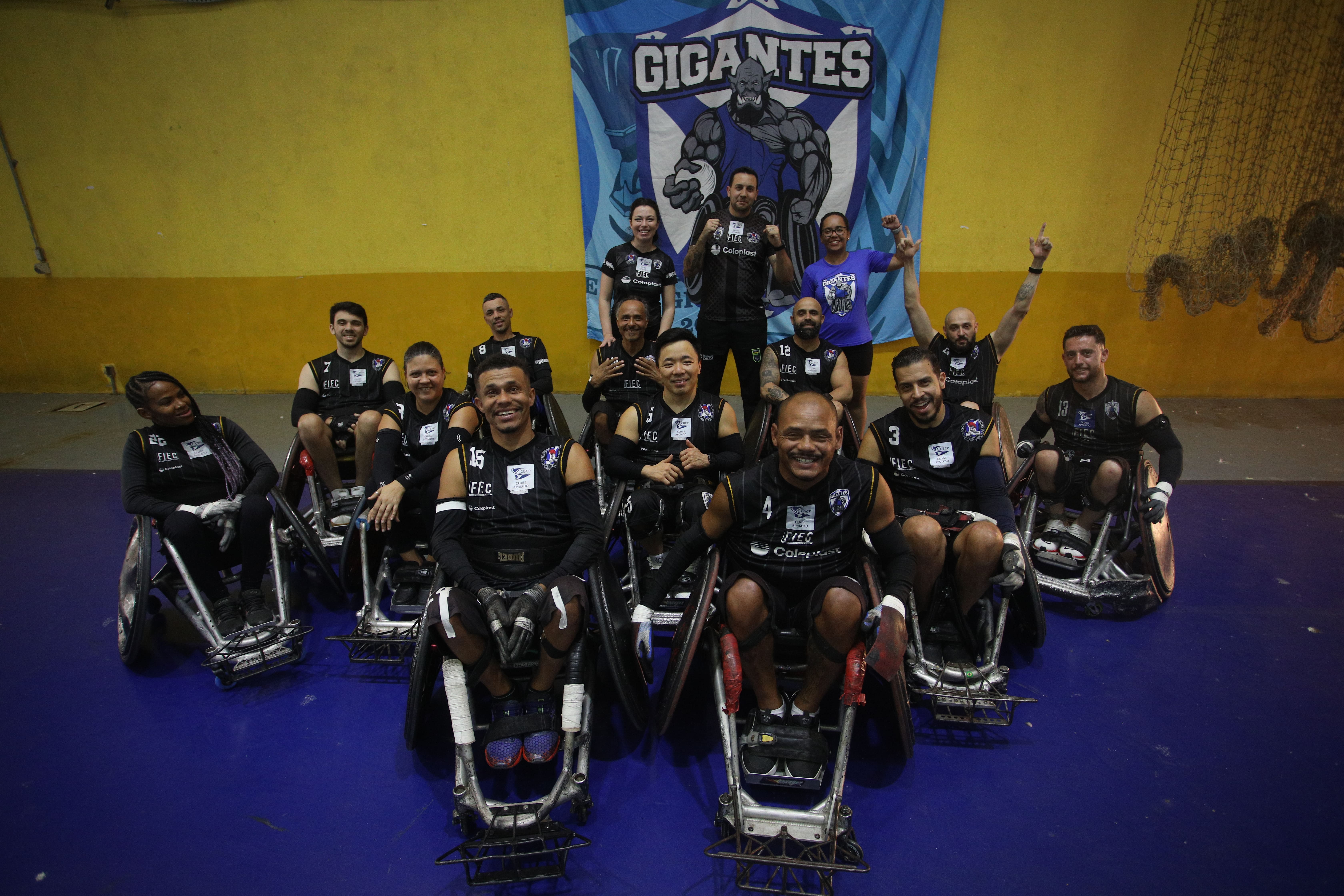 foto do time de rugby em cadeira de rodas